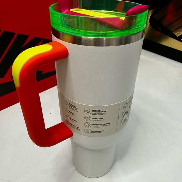 The limited Stanley neon series 40 oz - Picture 4 of 4